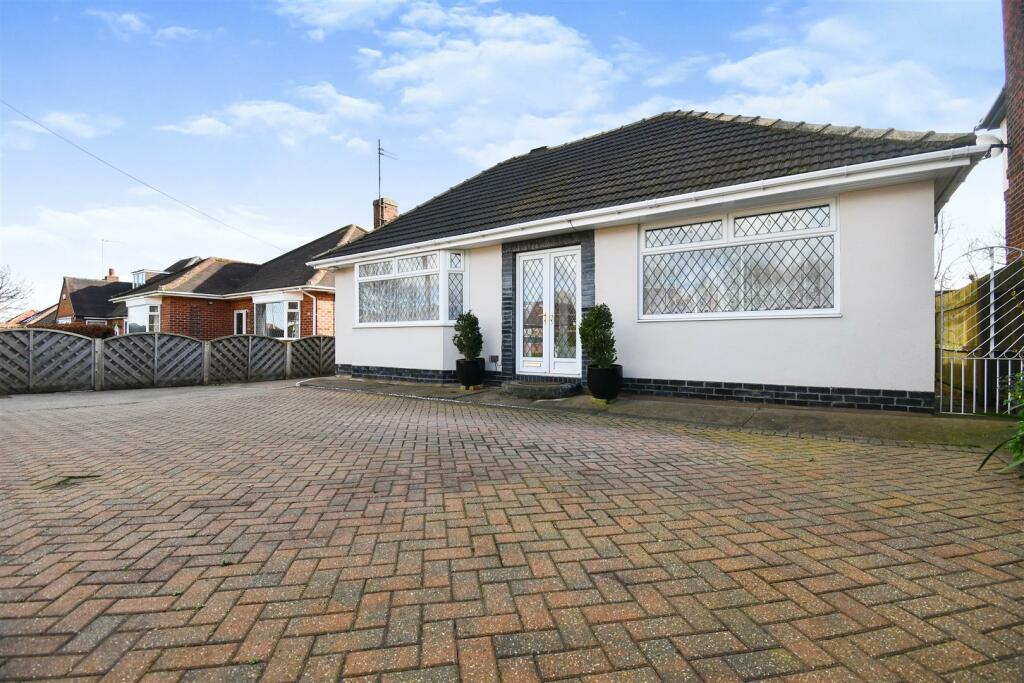2 bedroom detached bungalow for sale in Woodland Drive, Anlaby, Hull, HU10