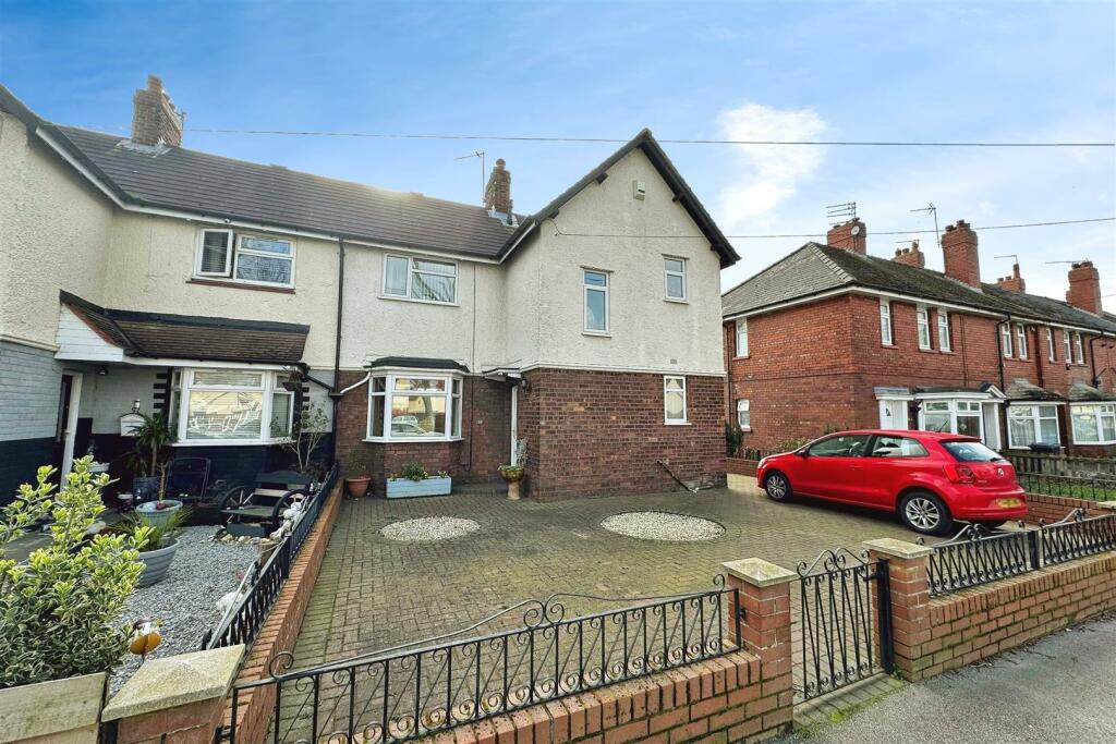 3 bedroom semi-detached house for sale in Willerby Road, Hull, HU5