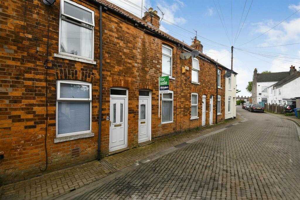 2 bedroom terraced house for sale in Florence Avenue, Hessle, HU13
