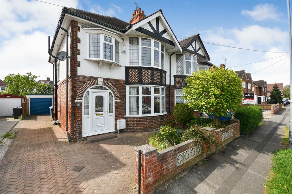3 bedroom semidetached house for sale in Malham Avenue, Hull, HU4