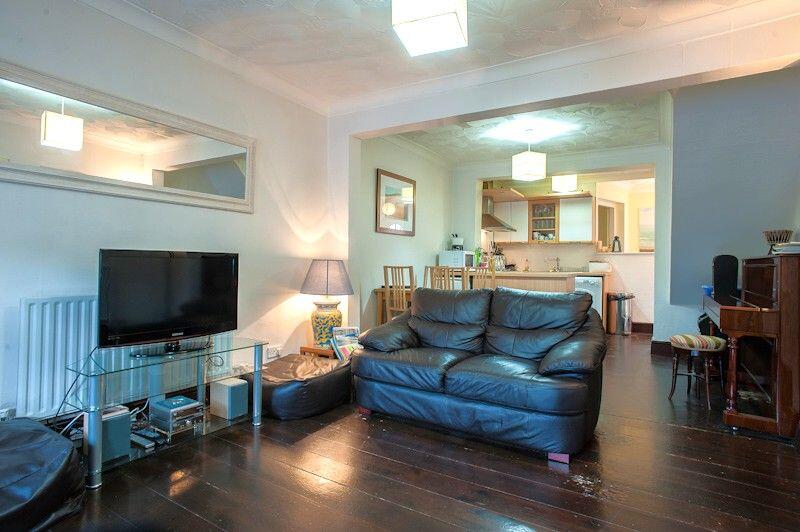 Main image of property: LINKFIELD ROAD, ISLEWORTH, V NEAR STATION & SHOPS 