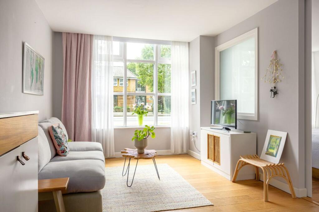 Main image of property: Globe House, St Margarets, with parking & aircon
