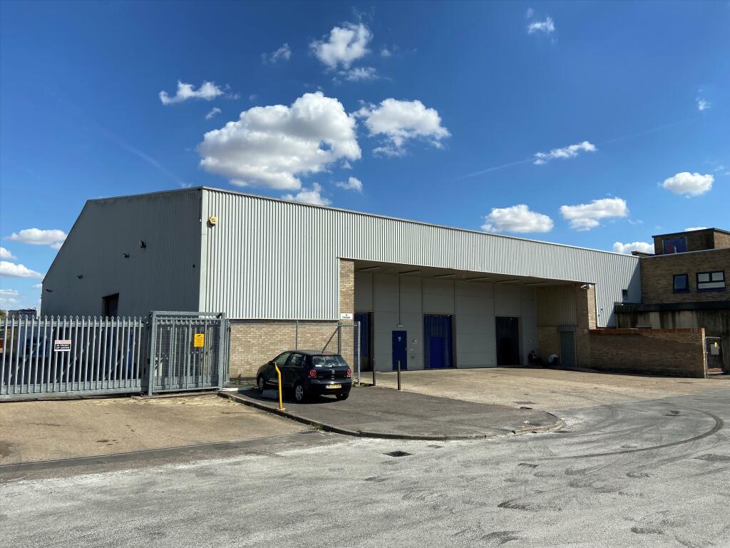 Distribution warehouse for sale in 8 Finway, Dallow Road, Luton