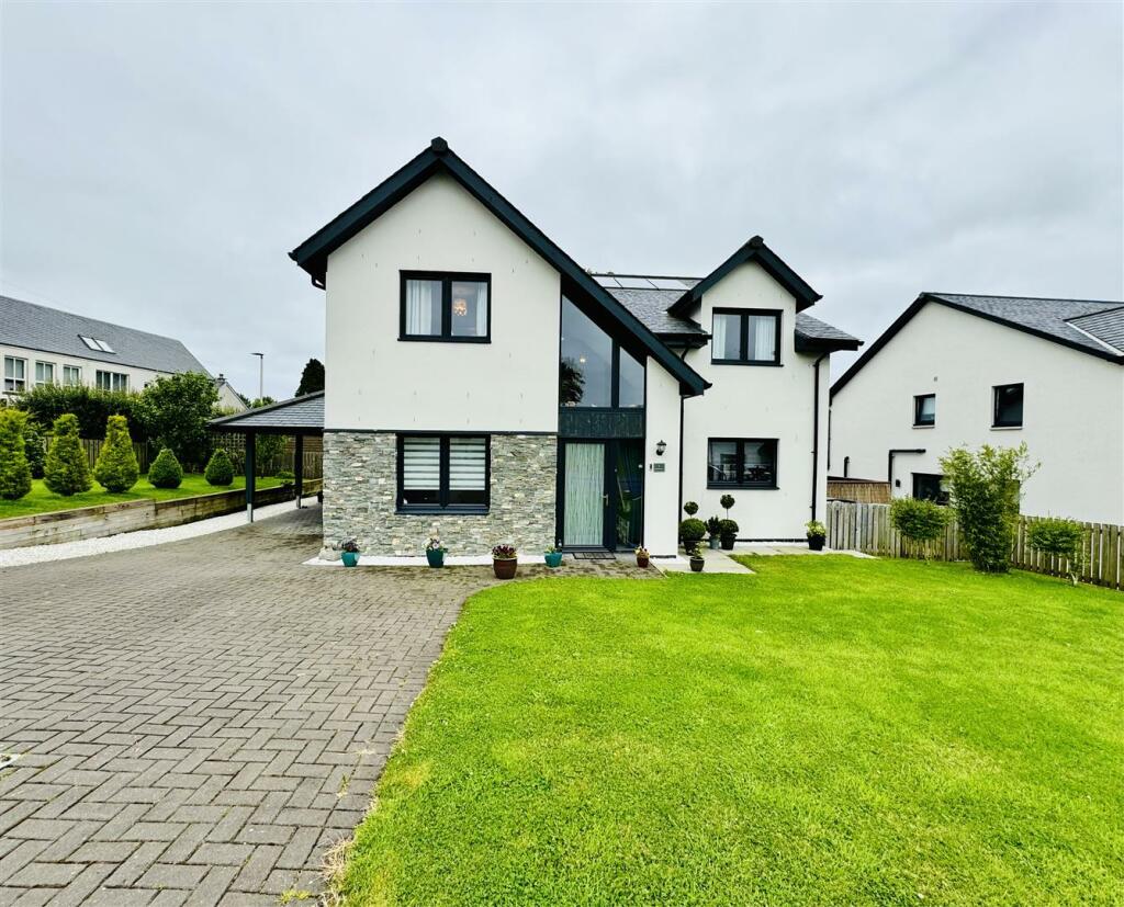 5 bedroom detached house for sale in Broadleaf Court, Glassford