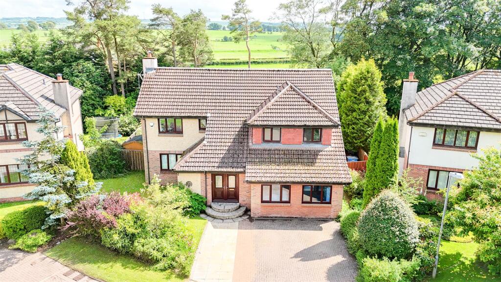 8 bedroom detached house