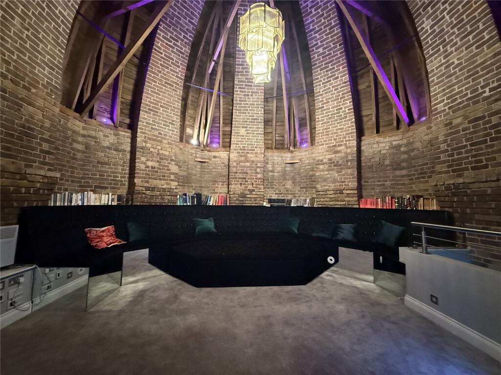 Main image of property: Royal Drive, London, N11