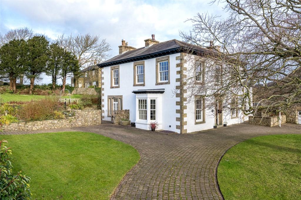 4 bedroom detached house for sale in North Road, Carnforth, LA5