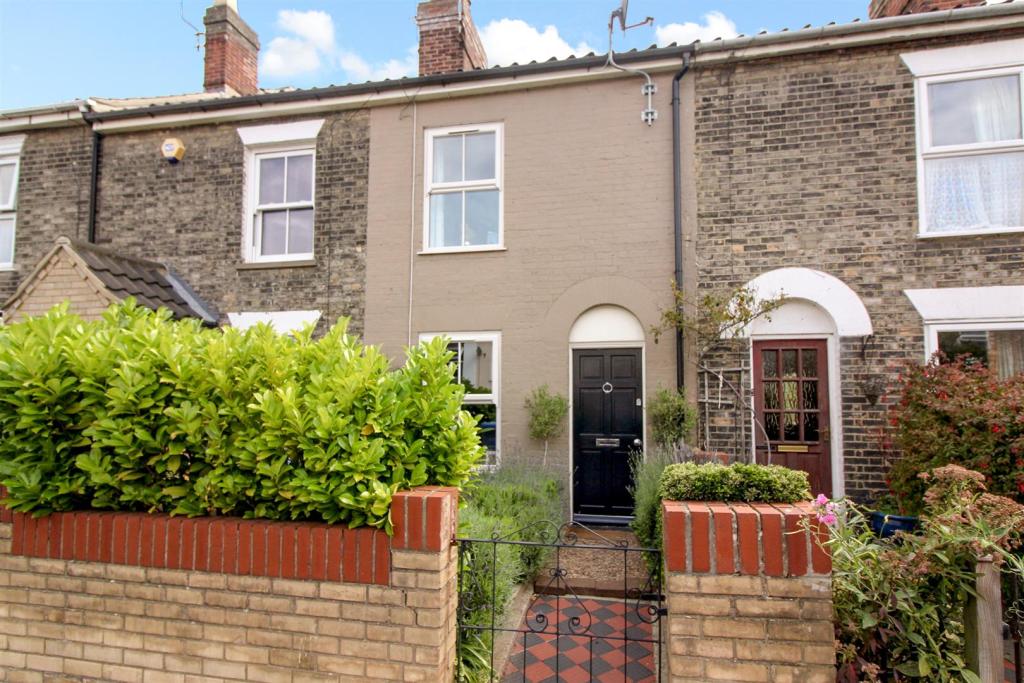 2 bedroom terraced house for sale in Cambridge Street, Norwich, NR2