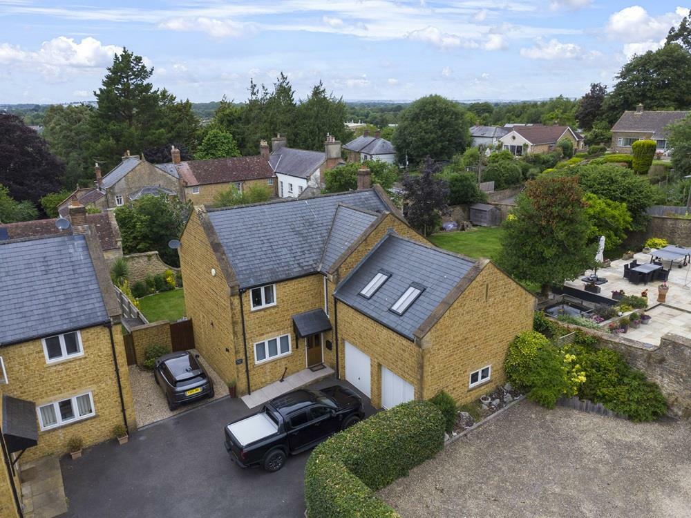 5 bedroom detached house for sale in Set back from Station Road