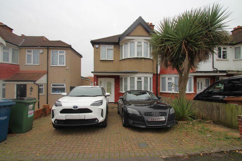 3 bedroom semidetached house for rent in Clitheroe Avenue, Harrow, HA2