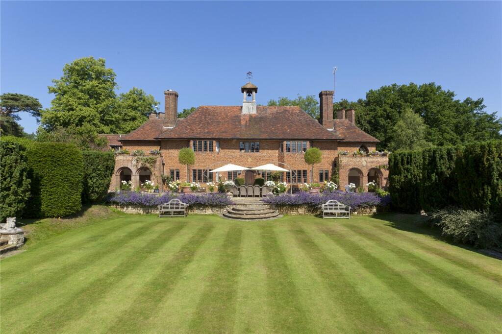 6 bedroom detached house for sale in Ballards Lane, Limpsfield, Oxted