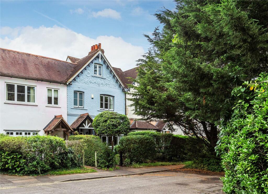 5 bedroom town house for sale in Hoskins Road, Oxted, Surrey, RH8
