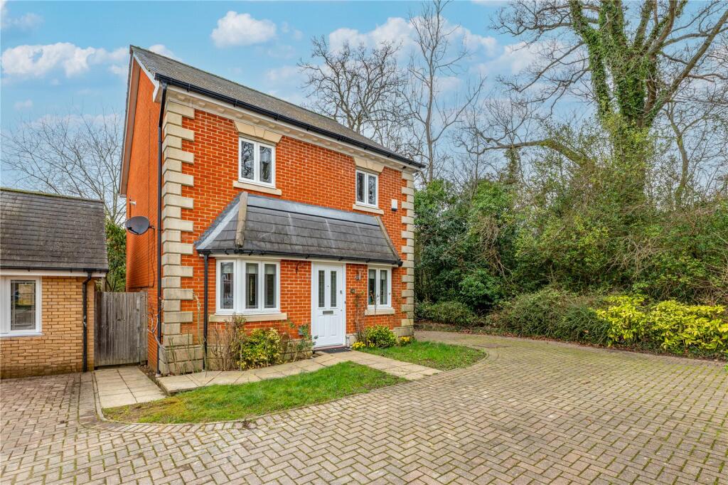 3 bedroom detached house for sale in Juniper Close, Oxted, Surrey, RH8