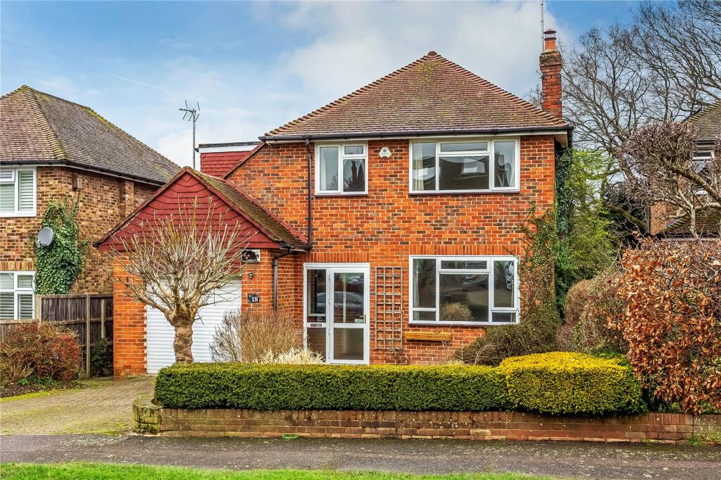 4 bedroom detached house for sale in Comforts Farm Avenue, Oxted