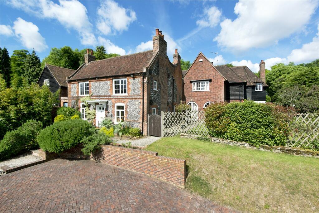 5 bedroom detached house for sale in Sparepenny Lane, Farningham, Kent, DA4