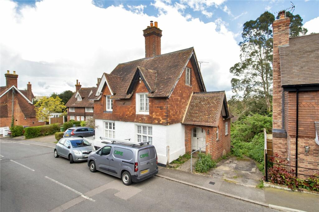 3 bedroom semidetached house for sale in High Street, Chipstead