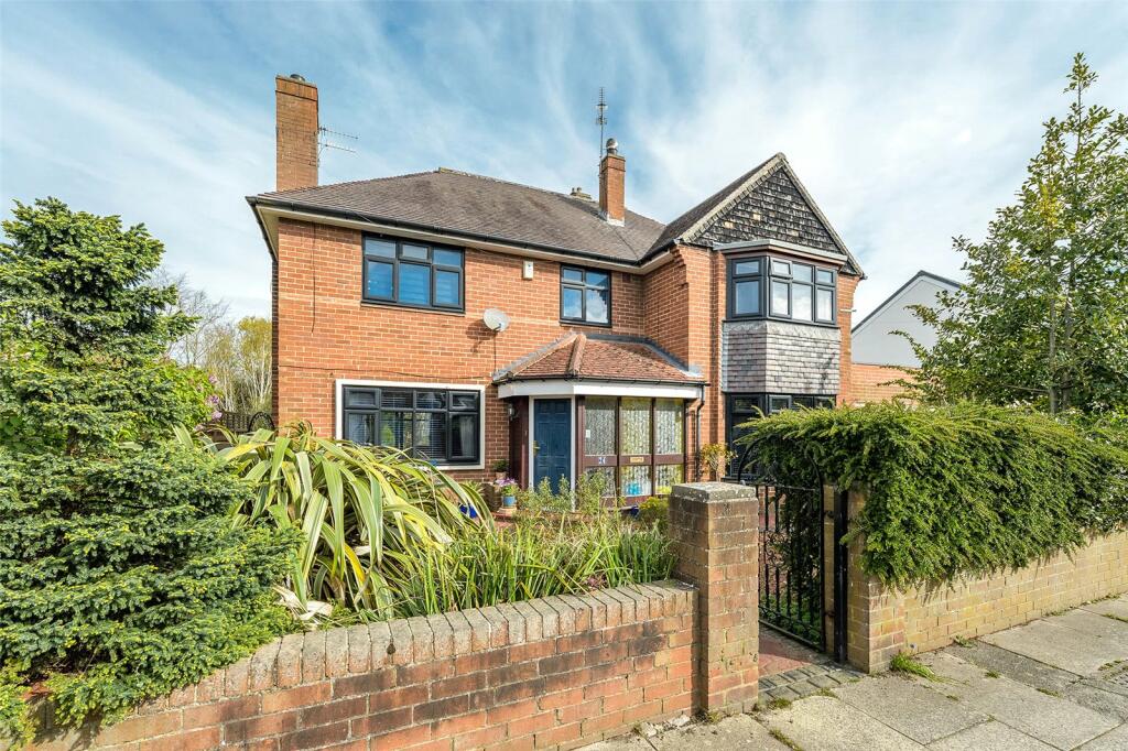 4 bedroom detached house for sale in Churchburn Drive, Loansdean