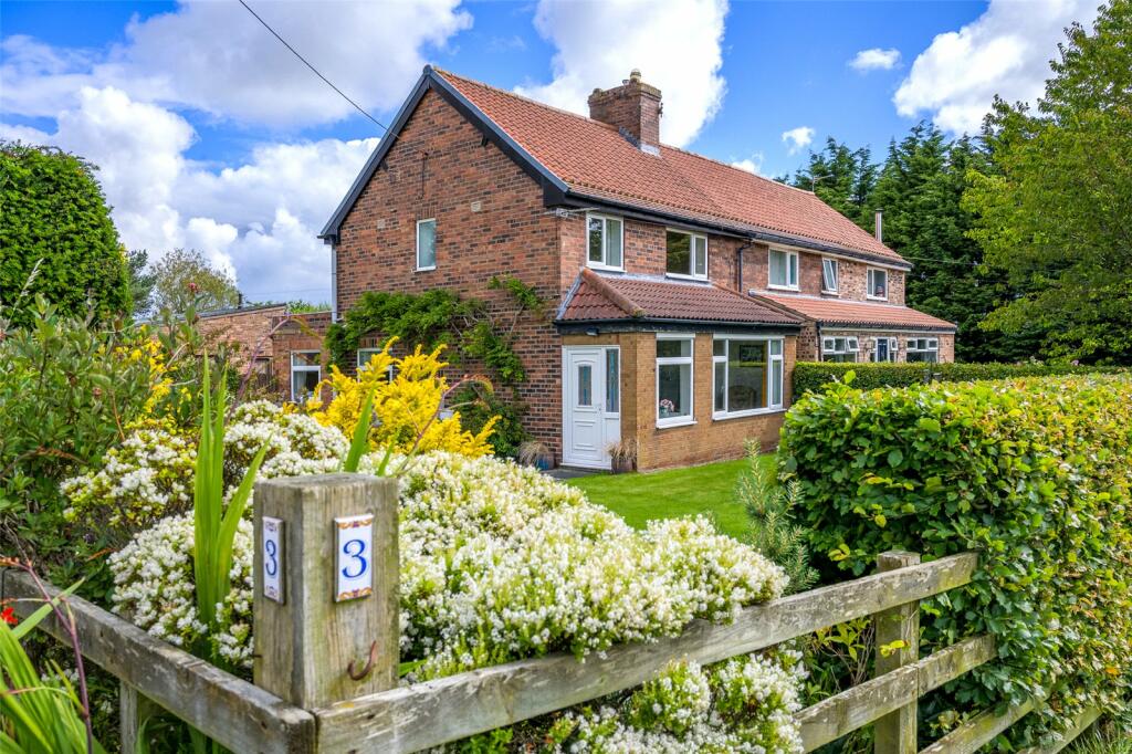 3 bedroom semidetached house for sale in Moor Lane, Stannington