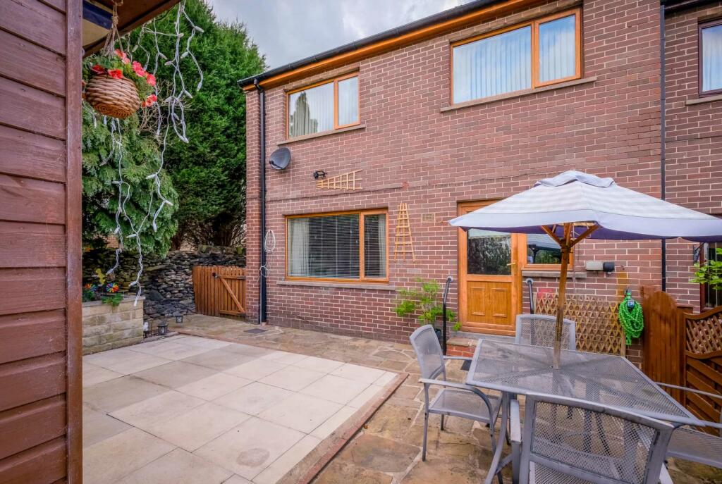3 bedroom end of terrace house for sale in Roundway, Honley, HD9