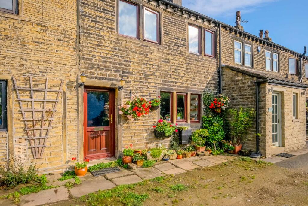 2 bedroom cottage for sale in Sunny Bank, Sandy Lane, South Crossland, HD4