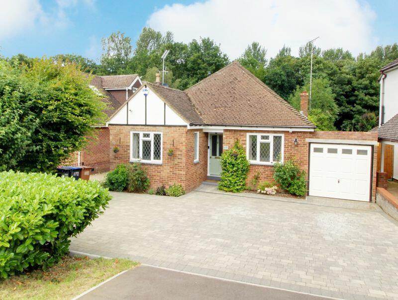 3 bedroom detached house for sale in Tolmers Road, Cuffley, EN6