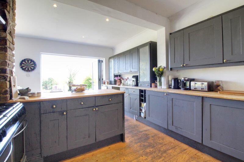 4 bedroom detached house for sale in Kingsmead, Cuffley, EN6