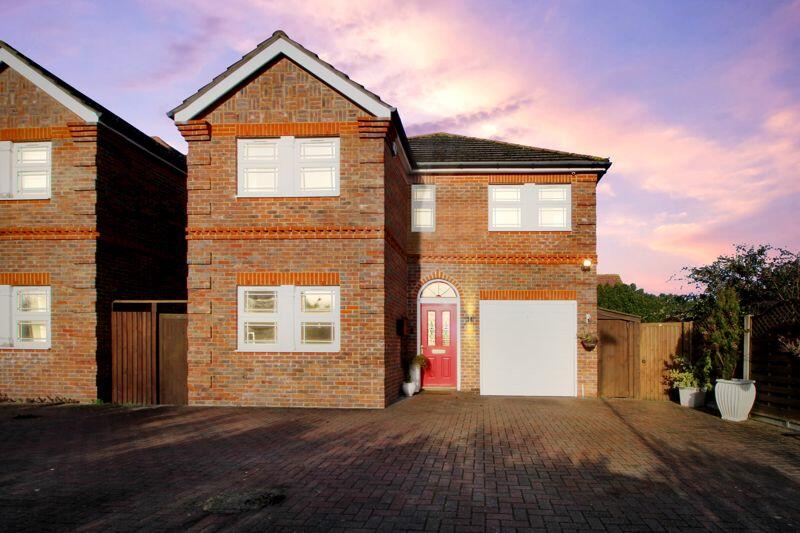 4 bedroom detached house for sale in Hammond Street Road, West Cheshunt