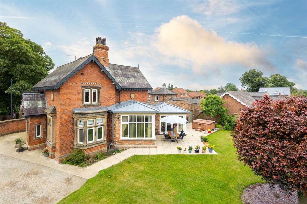 5 bedroom detached house for sale in Littlethorpe Road, Ripon, HG4