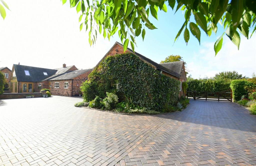 4 bedroom character property for sale in Cross Roads Farm, Newborough