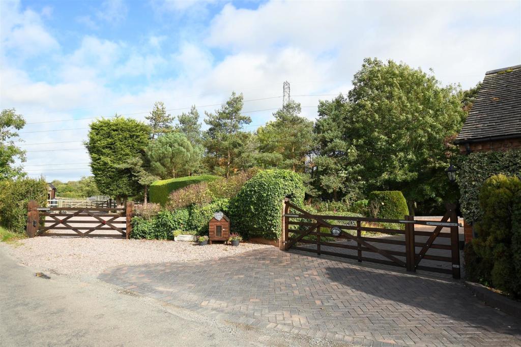 4 bedroom character property for sale in Cross Roads Farm, Newborough