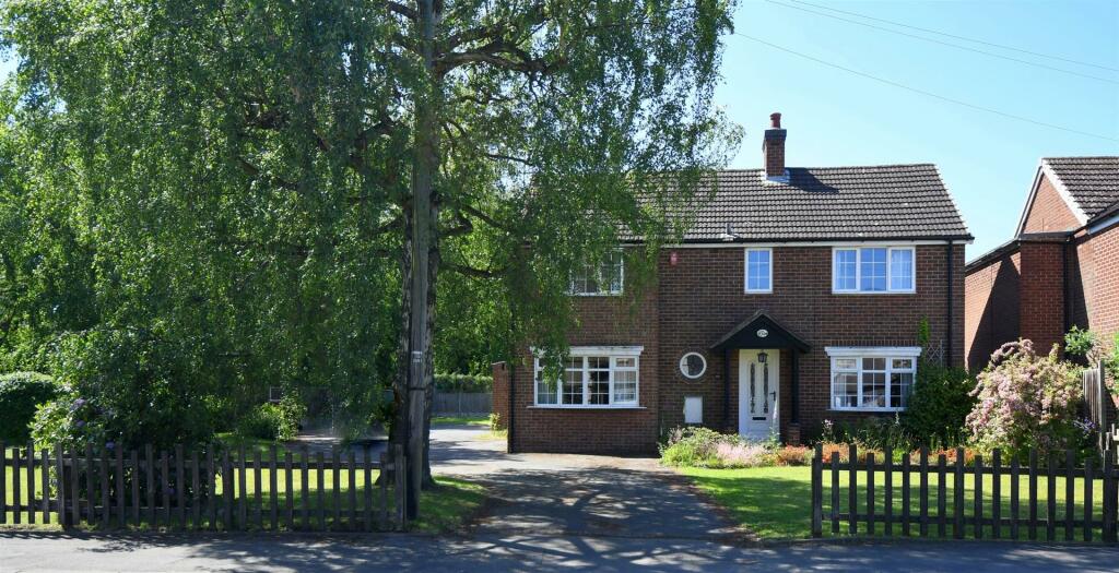 4 bedroom detached house for sale in Efflinch Lane, Barton under