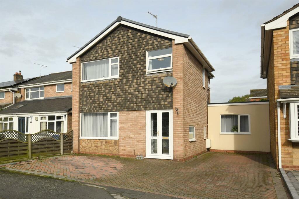 4 bedroom link detached house for sale in Holland Park, Barton under