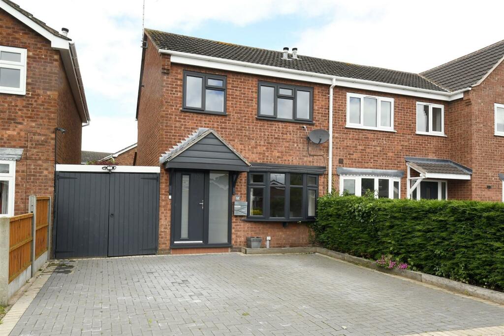 3 bedroom semidetached house for sale in Park Road, Barton under