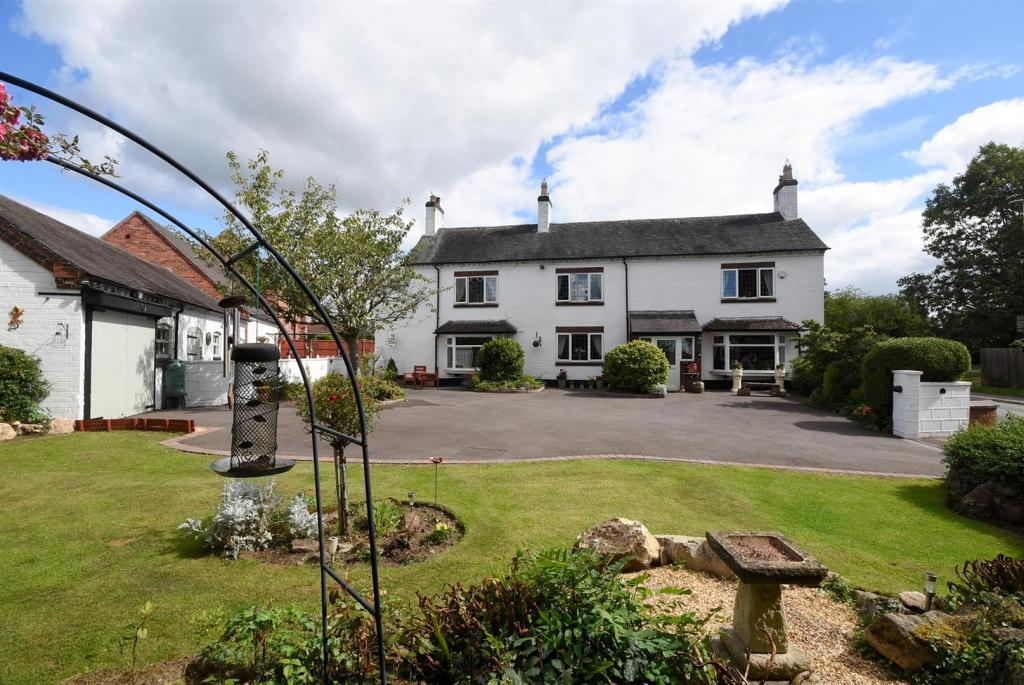 5 bedroom detached house for sale in Church Farm, Church Road, Stretton