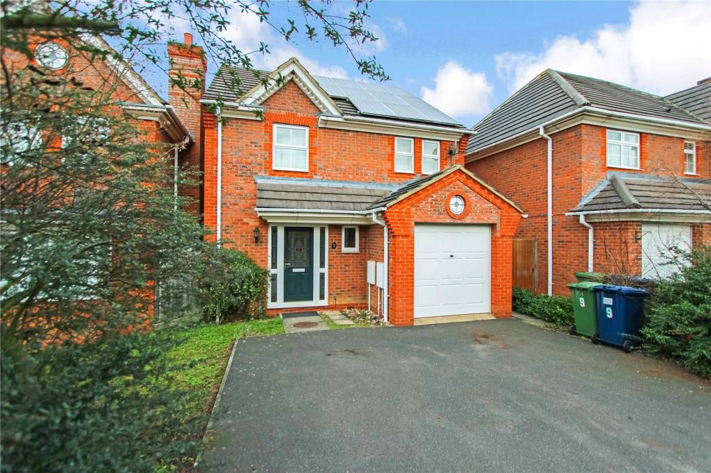 3 bedroom detached house for rent in Pond Close, Hinchingbrooke Park