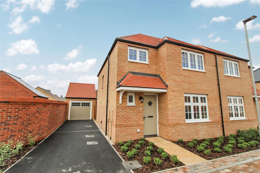 3 bedroom semidetached house for rent in Tiptoff Close, Alconbury