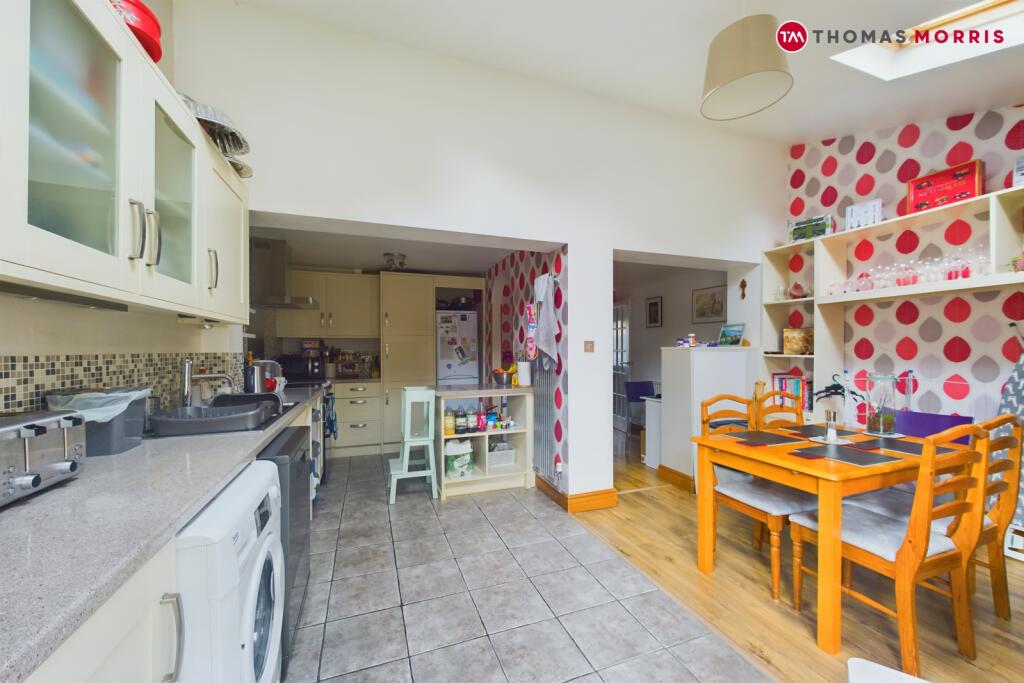 3 bedroom terraced house for sale in Thackeray Close, Royston