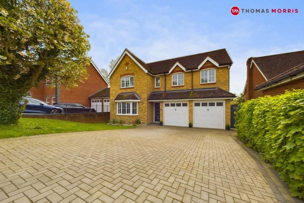 5 bedroom detached house for sale in Limekiln Close, Royston