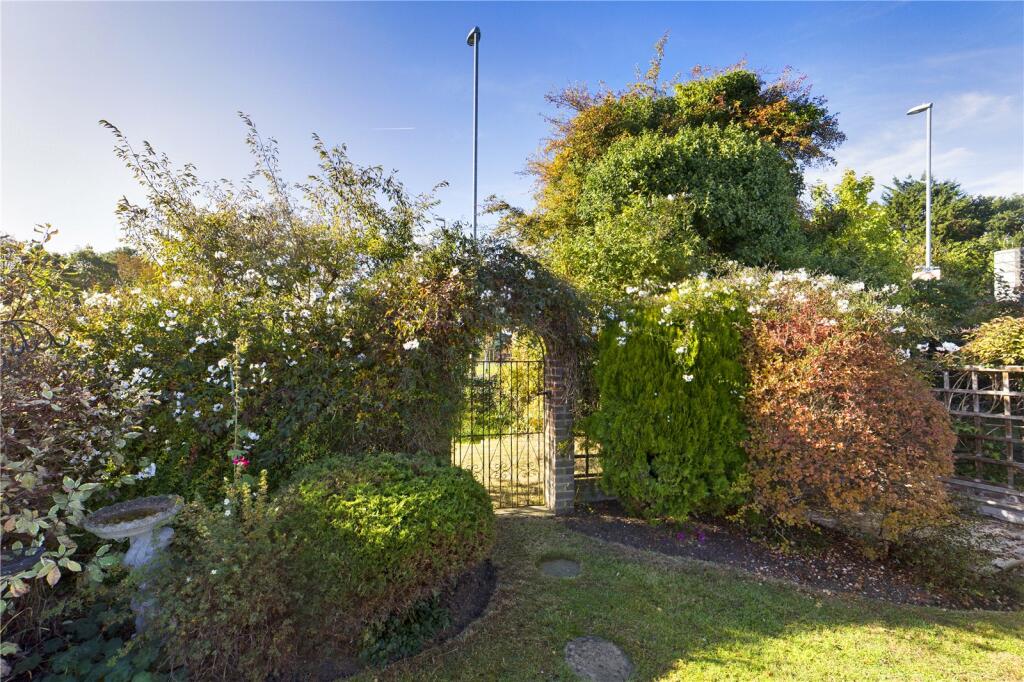 Bungalow to rent on Tythe Piece, Fenstanton, Huntingdon, Cambridgeshire