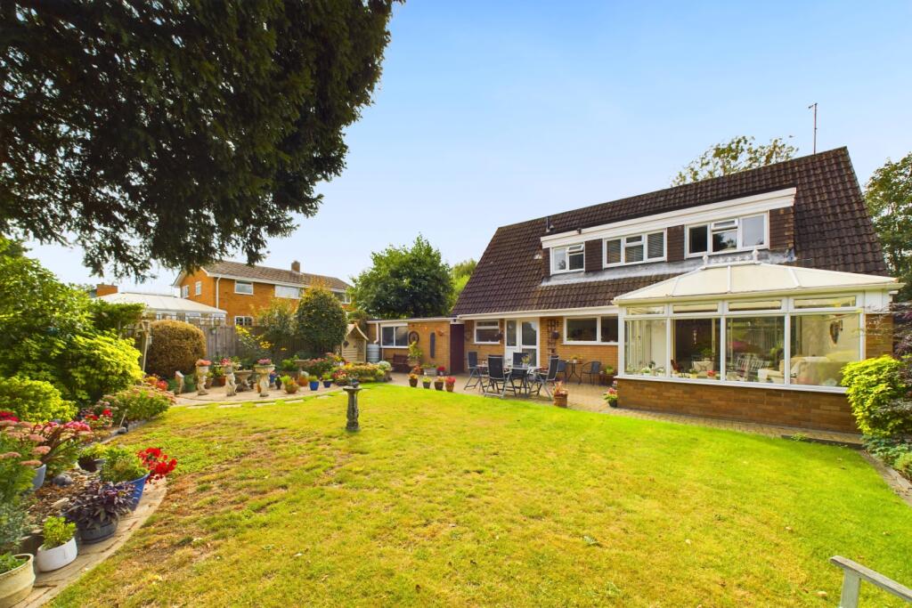 4 bedroom detached house for sale in Woodlands, St. Neots