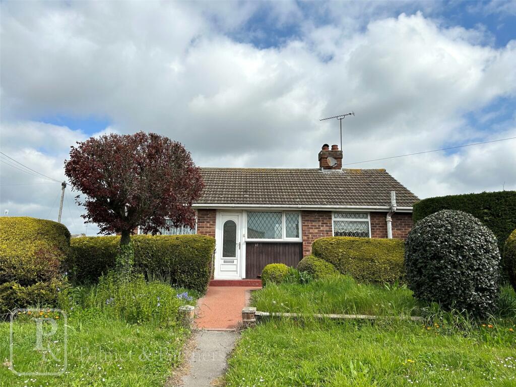 2 bedroom bungalow for sale in Valley Road, ClactononSea, Essex, CO15