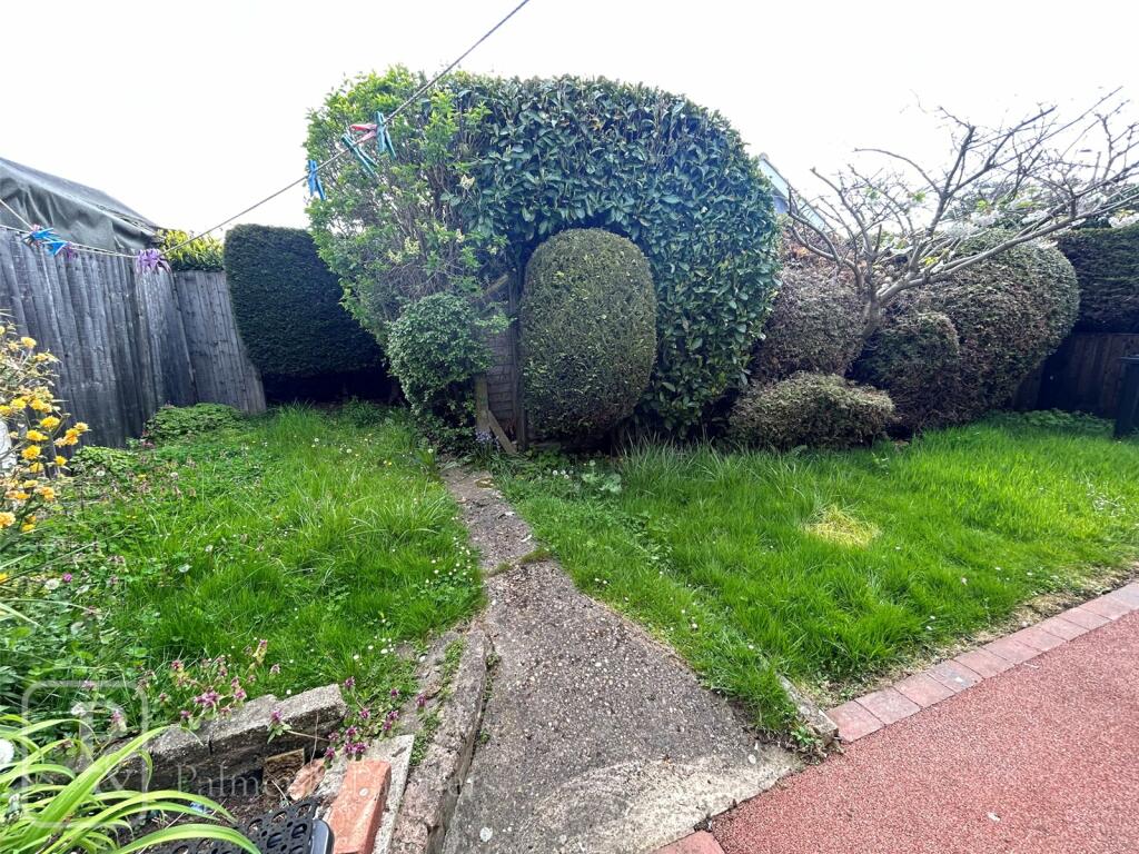 2 bedroom bungalow for sale in Valley Road, ClactononSea, Essex, CO15