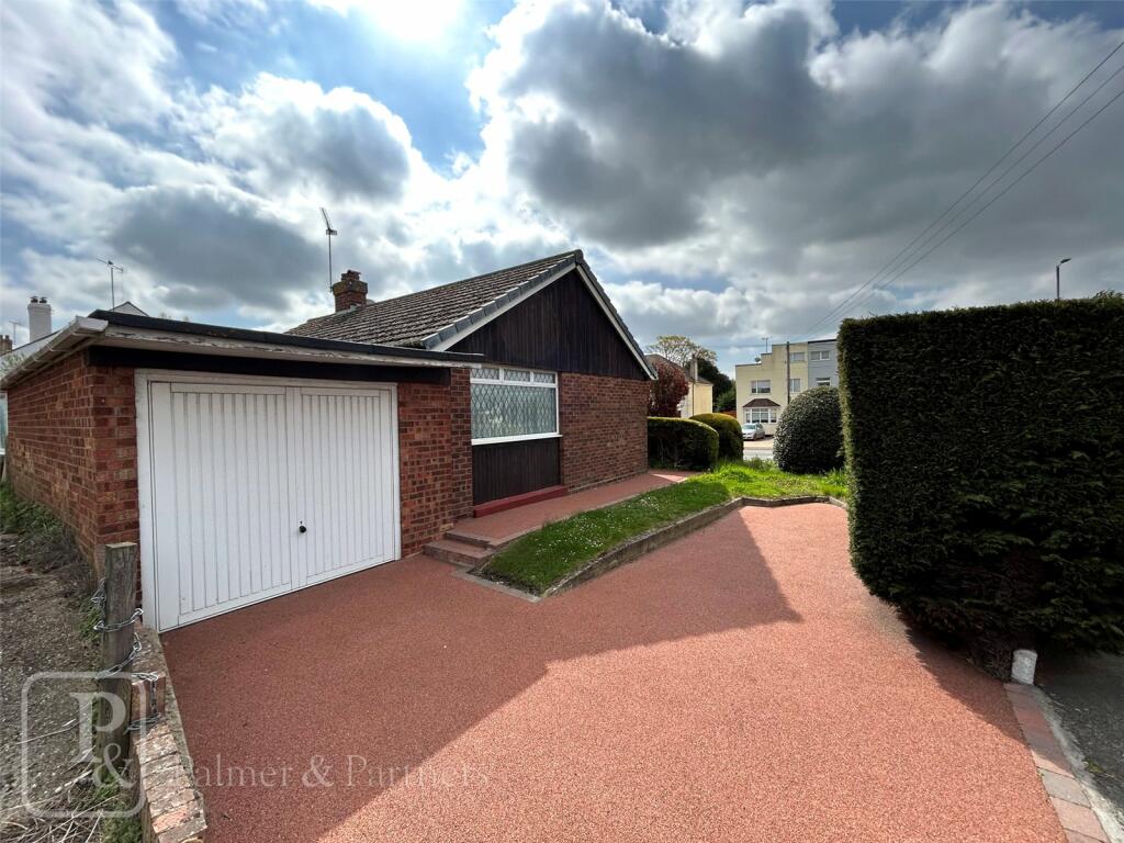 2 bedroom bungalow for sale in Valley Road, ClactononSea, Essex, CO15