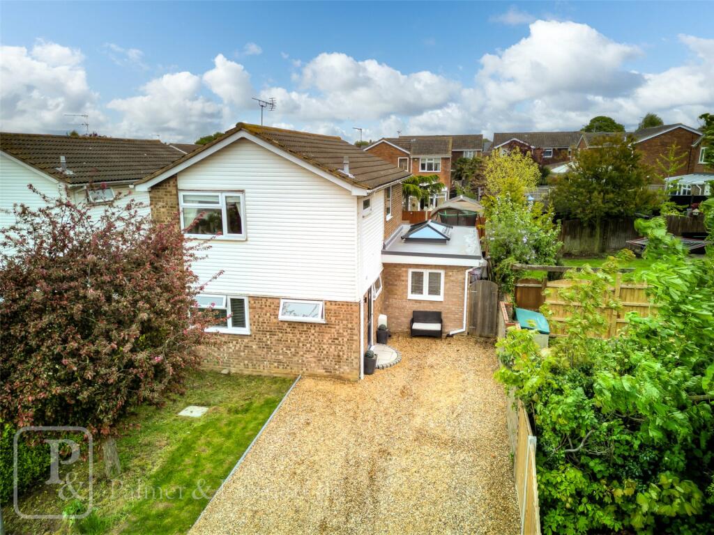 3 bedroom detached house for sale in Middleton Close, ClactononSea