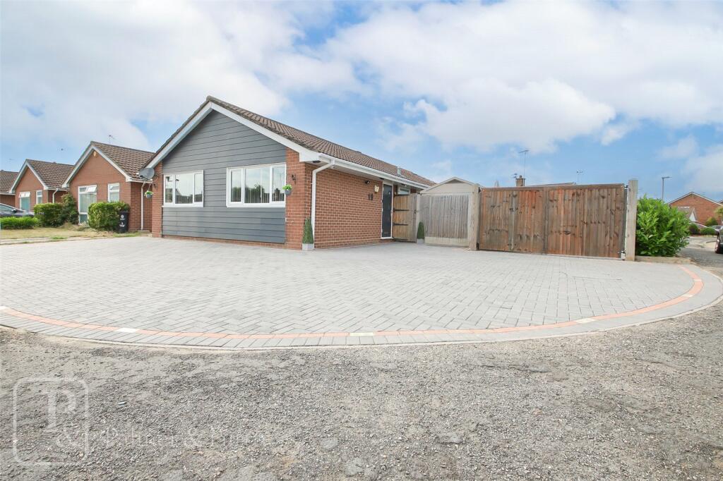 3 bedroom bungalow for sale in Munnings Drive, ClactononSea, Essex, CO16