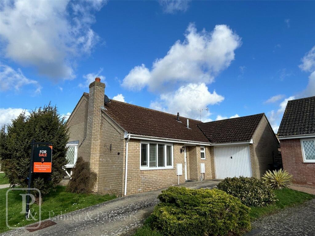 3 bedroom bungalow for sale in Sunnyside Way, Little Clacton, Clacton