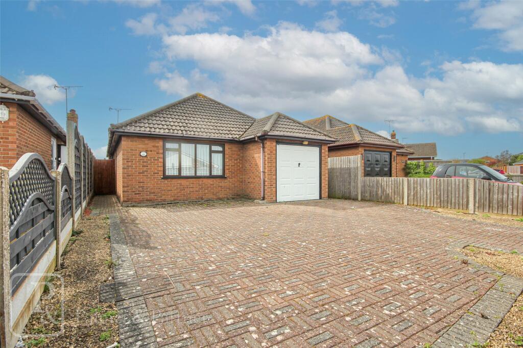2 bedroom bungalow for sale in Grenfell Avenue, HollandonSea, Clacton