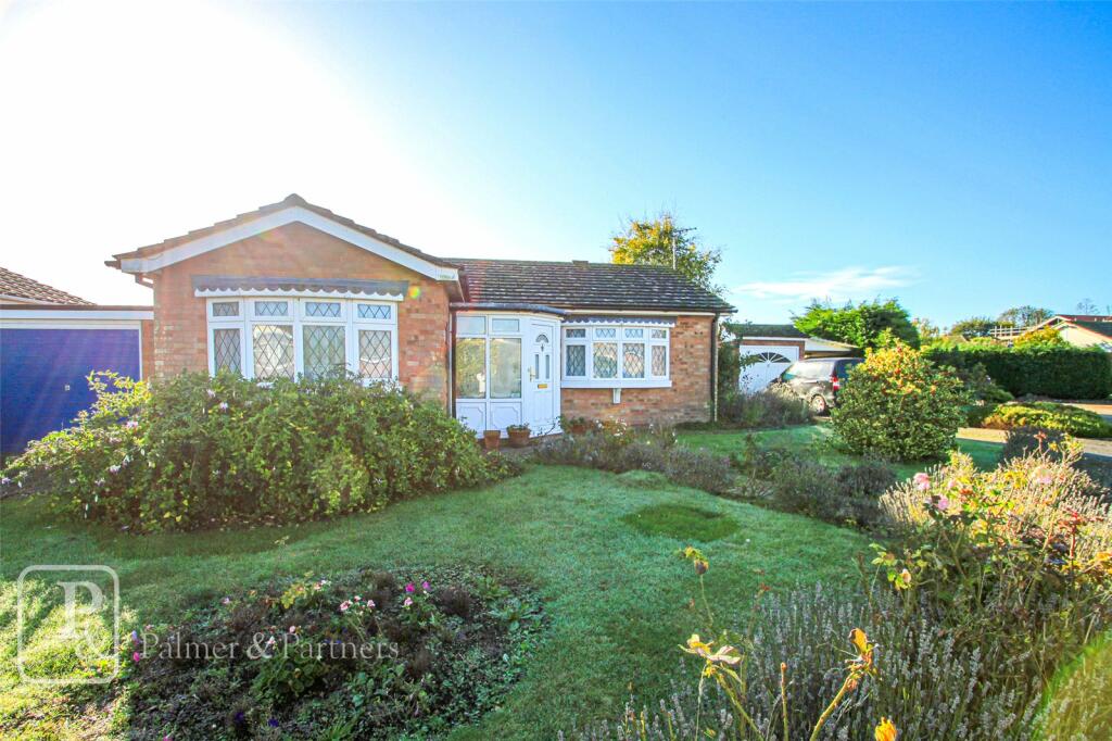 2 bedroom bungalow for sale in Orchard Drive, Great Holland, Frintonon