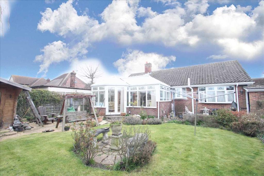 2 bedroom bungalow for sale in Harwich Road, Little Clacton, CO16