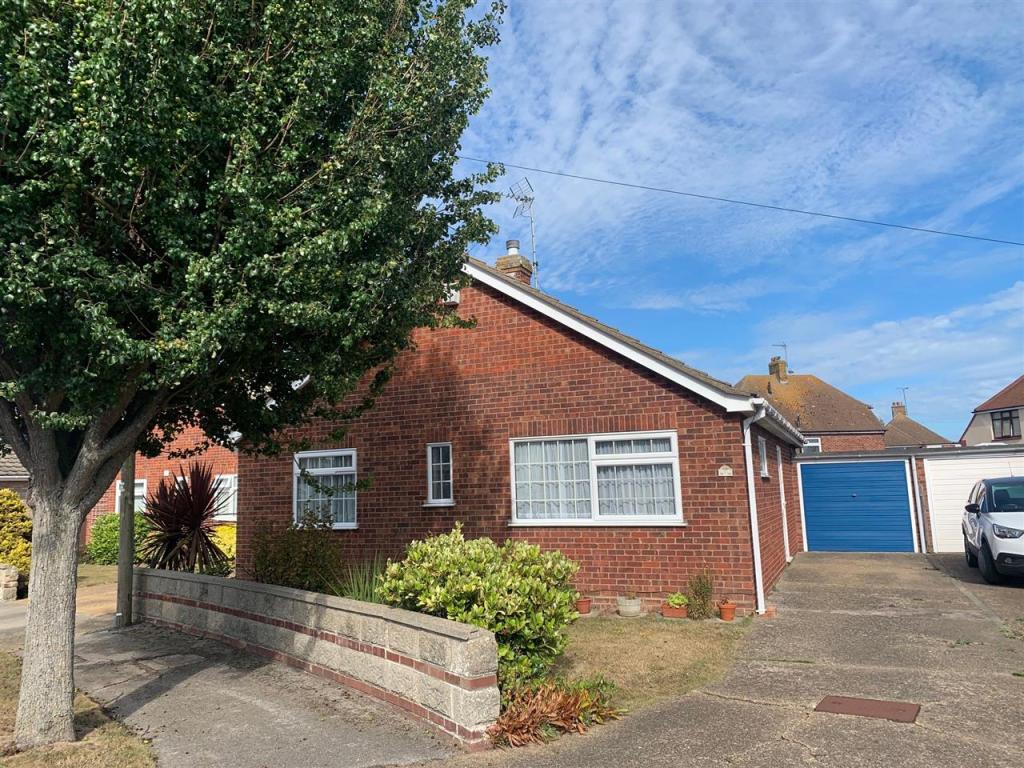 2 bedroom bungalow for sale in Johnston Close, HollandonSea, CO15